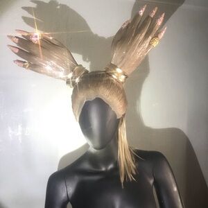 Hand hair sculpture styled wig